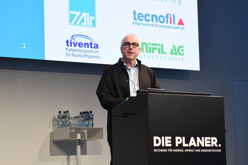 Benno Zurfluh, OK-Präsident, begrüsste als Tagungsleiter Lufthygiene die Teilnehmer der Veranstaltung.